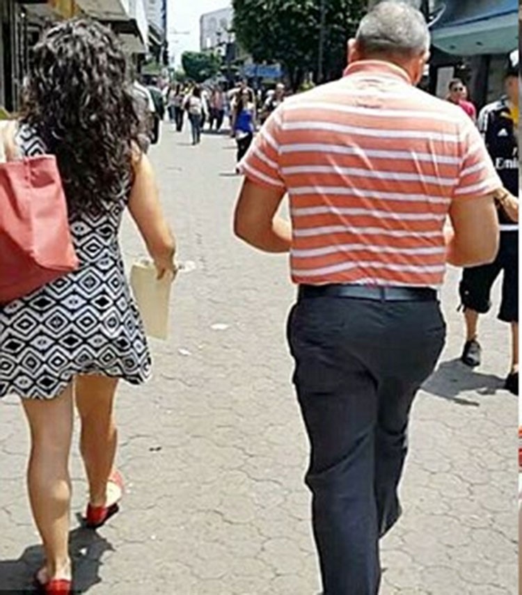 بالفيديو.. ضبط رجل أثناء محاولته التقاط فيديو من أسفل فستان امرأة بالشارع