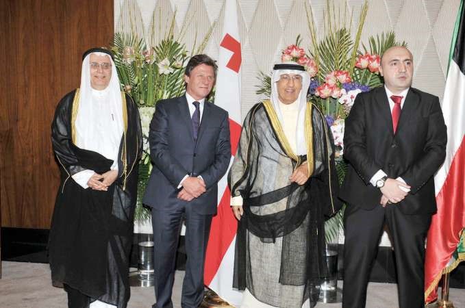مدير المعهد الديبلوماسي عبد العزيز الشارخ يبارك للسفير الجورجي 	قاسم باشا﻿