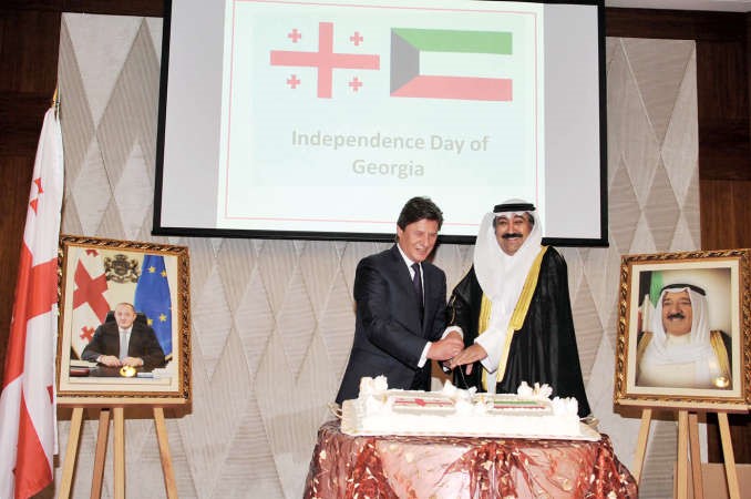 وليد الخبيزي يشارك السفير الجورجي قطع كيكة الاحتفال﻿