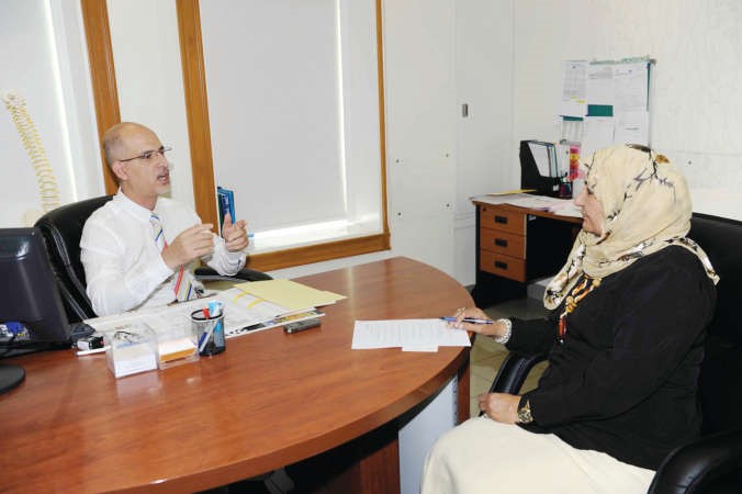 دطارق درويش متحدثا الى الزميلة زينب ابوسيدو
