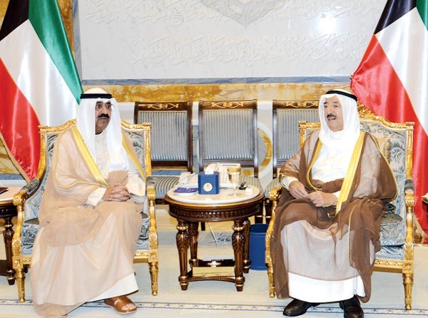 صاحب السمو الامير الشيخ صباح الاحمد لدى استقباله نائب رئيس الحرس الوطني الشيخ مشعل الاحمد