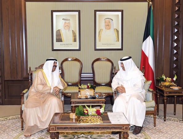الشيخ مشعل الاحمد خلال لقائه مع سمو الشيخ جابر المبارك﻿