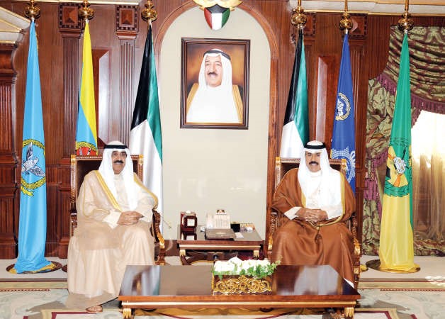 سمو ولي العهد الشيخ نواف الاحمد مستقبلا الشيخ مشعل الاحمد﻿