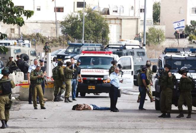 جثة الشهيد الفلسطيني محاطة بالشرطة الاسرائيلية	افپ﻿