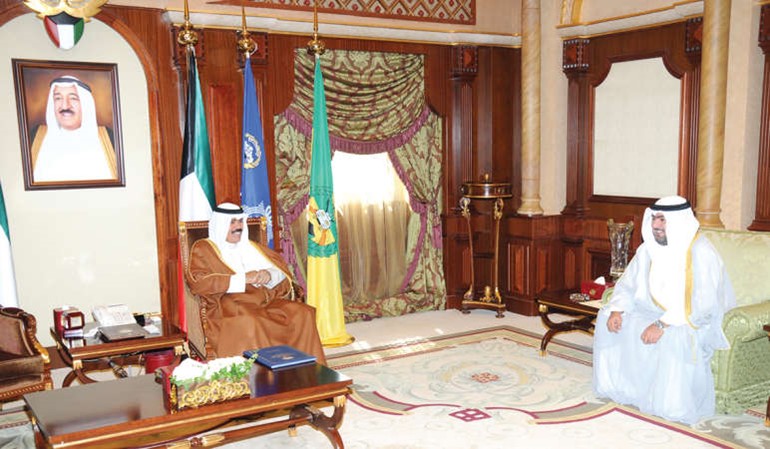 سمو ولي العهد الشيخ نواف الاحمد مستقبلا الشيخ ثامر العلي﻿