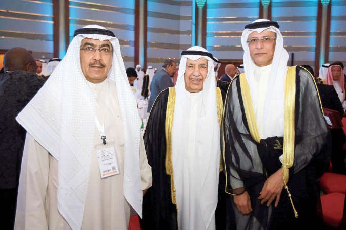 رئيس الغرفة علي الغانم يتوسط سفير الكويت لدى قطر متعب المطوطح ونائب رئيس التحرير الزميل عدنان الراشد 