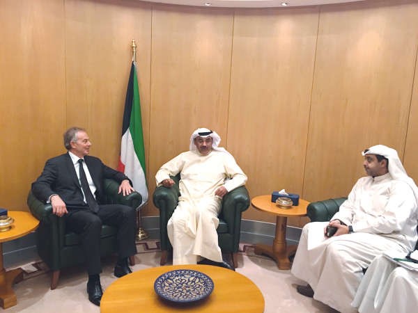 الشيخ صباح الخالد مستقبلا توني بلير بحضور الشيخ محمد العبدالله ﻿