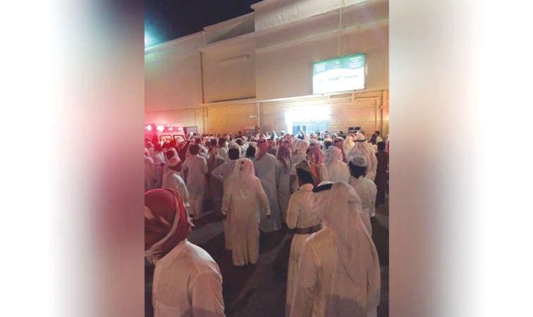 تجمع المصلين خارج المسجد بعد التفجير