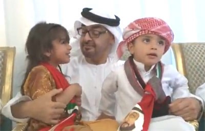 بالفيديو.. لحظة ليست ككل اللحظات تجمع محمد بن زايد بطفلي شهيد إماراتي
