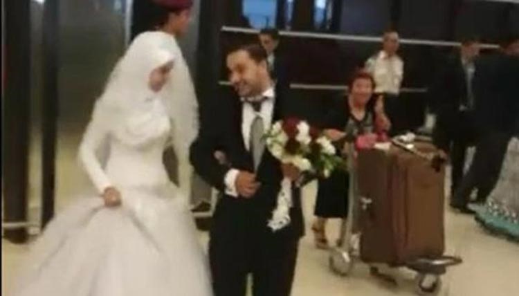 بالفيديو.. شاهد ماذا فعل عريس مصري وعروسته في مطار عمان