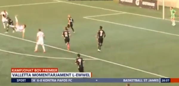 بالفيديو..لاعب أرجنتيني يُحرز هدفاً مذهلاً بطريقة أكروباتية!