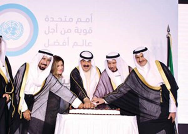 خالد الجارالله ودعبدالله المعتوق والشيخ علي الجابر ودحنان حمدان يقطعون كيكة الاحتفال ﻿