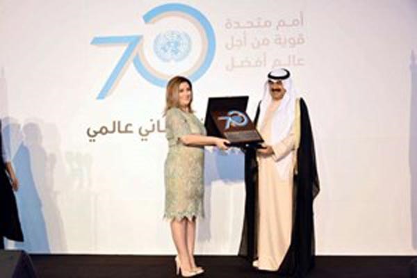 درع تكريمية لوزير الخارجية يتسلمها الجارالله من دحنان حمدان ﻿