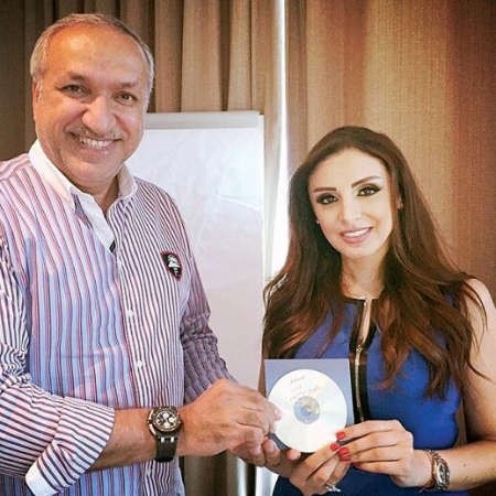 انغام اثناء تسليمها ماستر البومها لرئيس روتانا سالم الهندي