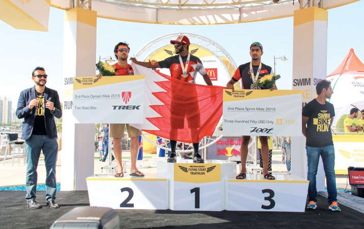 مجموعة من الفائزين على منصة التتويج﻿