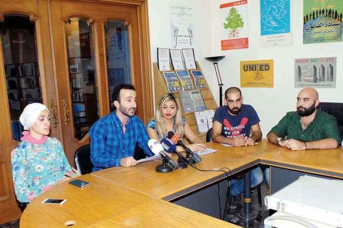 ناشطين من حملة طلعت ريحتكم خلال مؤتر صحافي يعلنون فيه العصيان المدني ومسيرة سلمية باللباس الابيض واضاءة شموع احتجاجا على مشهد النفايات العائمة في شوارع لبنان محمود الطويل