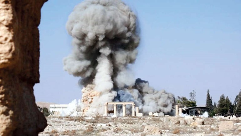 صورة من تفجير الاعمدة لاعدام 3 على يد داعش في تدمر كما هو متداول على مواقع التواصل الاجتماعي اپ