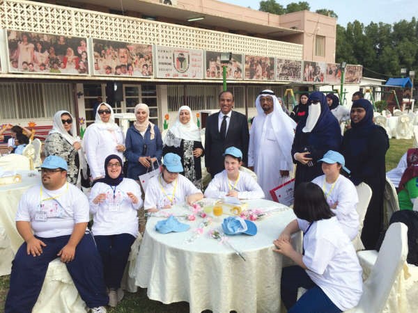 دخالد الصالح ودصديقة العوضي وعدد من المشاركين في الحملة ومجموعة من ذوي الاحتياجات الخاصة