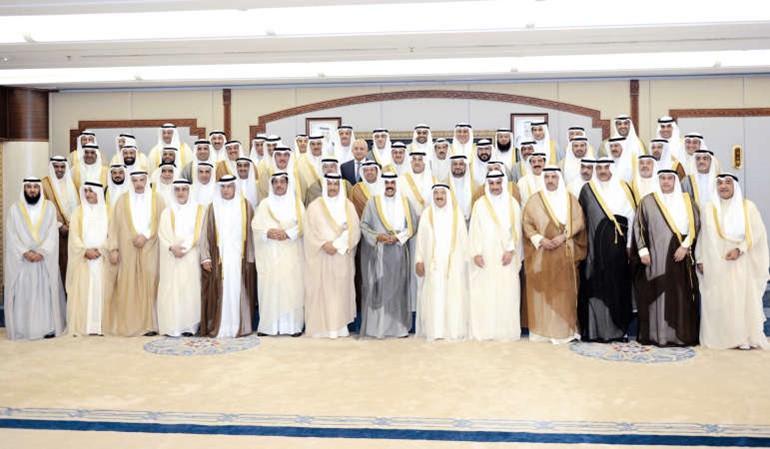 صاحب السمو الامير وسمو ولي العهد ورئيس مجلس الامة وسمو رئيس مجلس الوزراء يتوسطون النواب والوزراء في لقطة تذكارية عقب انتهاء حفل افتتاح دور الانعقاد﻿