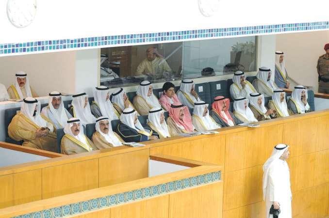 الشيوخ وكبار الشخصيات خلال سير الجلسة