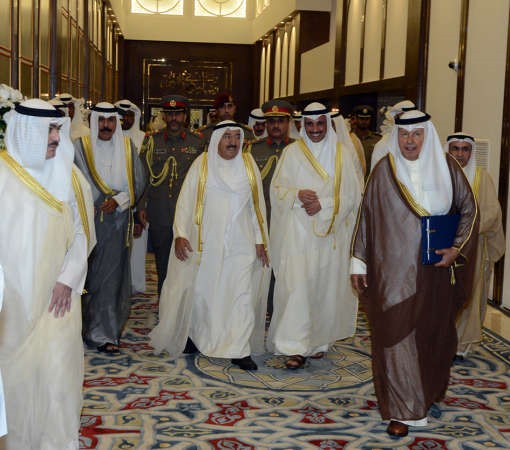 صاحب السمو الامير وسمو ولي العهد اثناء مغادرتهما المجلس بصحبة الرئيس مرزوق الغانم﻿
