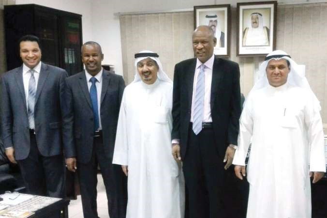 هادي الوطري متوسطا محمد البغيلي والمستشار الاقتصادي السوداني ومساعده﻿