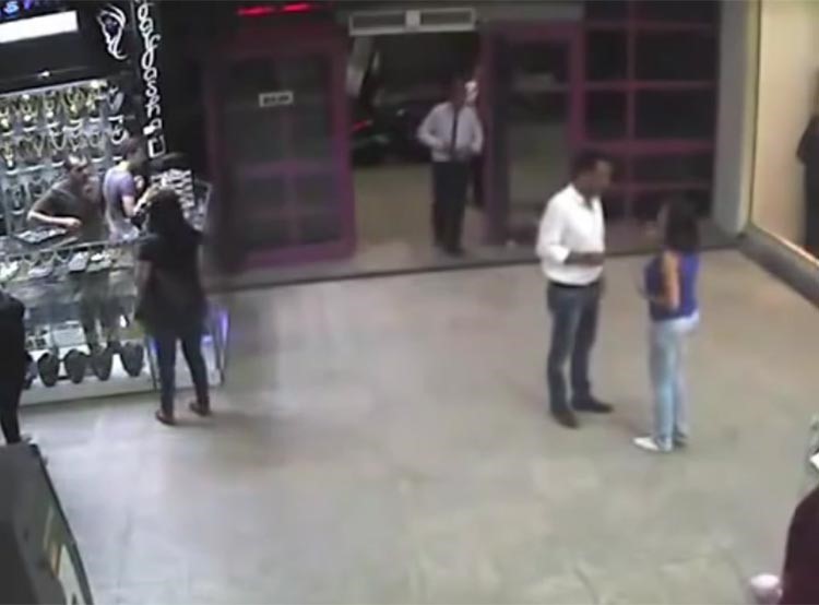 بالفيديو.. مصري يصفع فتاة على وجهها بكل قوته في الشارع.. شاهد ماذا حل به