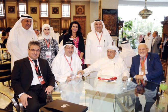 علي الموسى مع عدد من المشاركين في المؤتمر