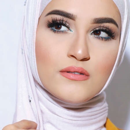 دلال الدوب: هدفي تمكين المرأة وتزويدها بالثقة لتكون المصممة الخاصة لنفسها في الأزياء والمكياج