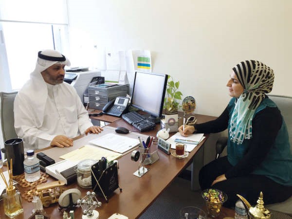 رئيس قسم التغيرات المناخية في الهيئة العامة للبيئة م شريف الخياط متحدثا الى الزميلة دارين العلي