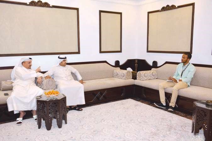 خالد الدخنان وعبدالله النبهان خلال الندوة يتحدثان الى الزميل كريم طارق﻿