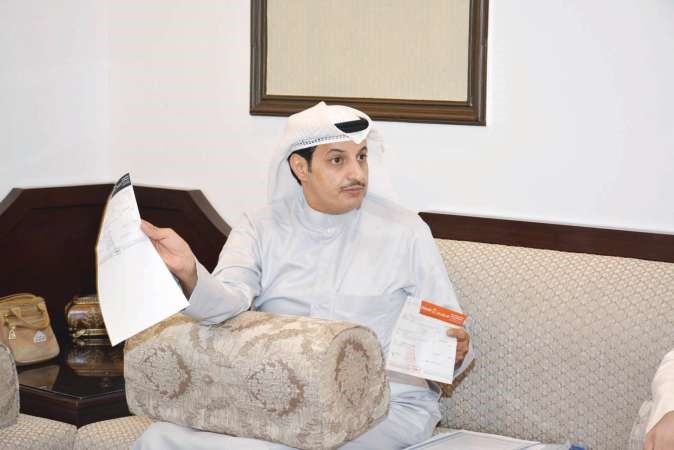 نافع الحربي يعرض ايصالات ووثائق بنكية تشير الى ان الارتفاع في اسعار العمالة يعود الى الدول المصدرة لها ﻿