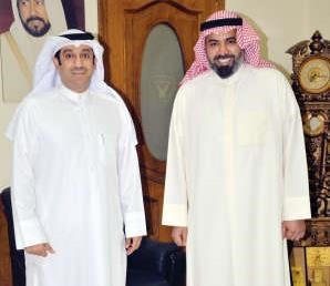 الشيخ خالد الفهد مستقبلا احمد الشحومي اثناء زيارته القادسية