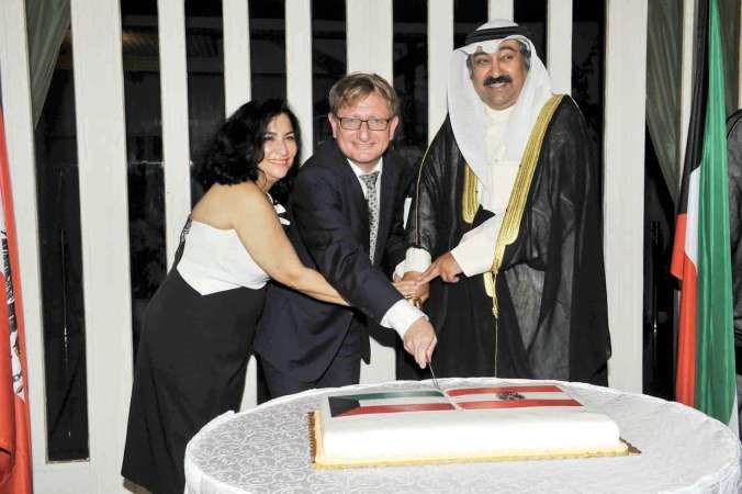 وليد الخبيزي يشارك السفير النمساوي وحرمه بقطع كيكة الاحتفال﻿