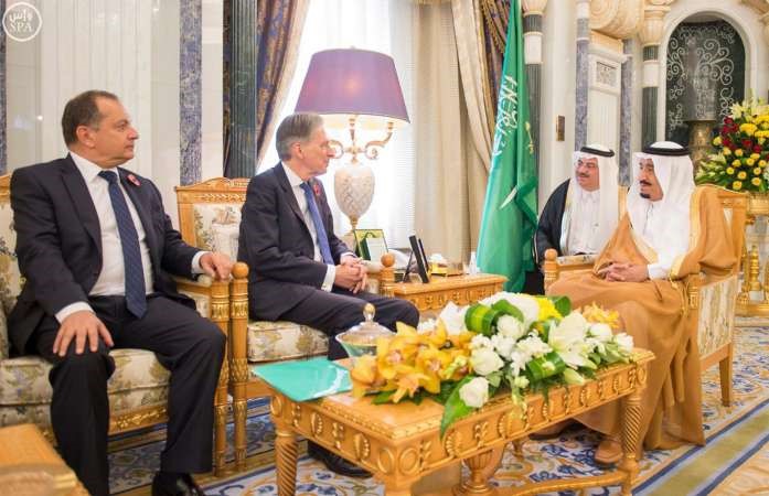 خادم الحرمين الشريفين الملك سلمان بن عبد العزيز مستقبلا وزير الخارجية البريطاني فيليب هاموند	واس﻿