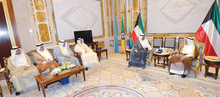 صاحب السمو الامير الشيخ صباحالاحمد مستقبلا الشيخ صباح الخالد وكلا من مالك حسين الوزان ومحمد مفلح الجديع ومحمد فهد المحمد واحمد عبدالرحمن البكر﻿