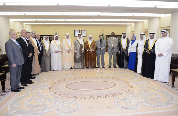رئيس مجلس الامة مرزوق الغانم مع رئيس ديوان المحاسبة بالانابة عادل الصرعاوي يرافقه اعضاء المنظمة العربية للاجهزة العليا للرقابة المالية والمحاسبة﻿