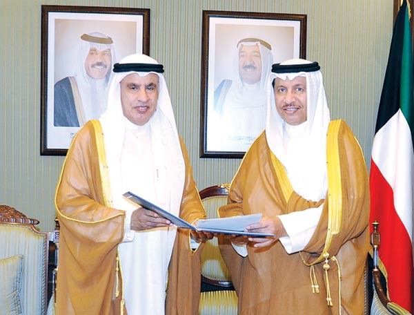 سمو رئيس الوزراء الشيخ جابر المبارك يتسلم التقرير النهائي للجهاز المركزي من صالح الفضالة