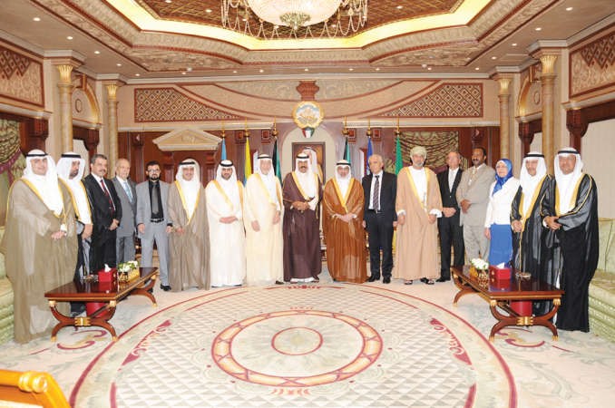 سمو ولي العهد الشيخ نواف الاحمد مستقبلا عادل الصرعاوي ورؤساء اجهزة الرقابة العليا المشاركين في الملتقى العلمي للتخطيط الاستراتيجي للمنظمات الرقابية﻿