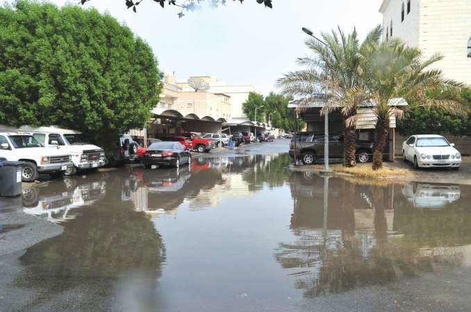 احد الشوارع وقد غمرته مياه الامطار امس﻿