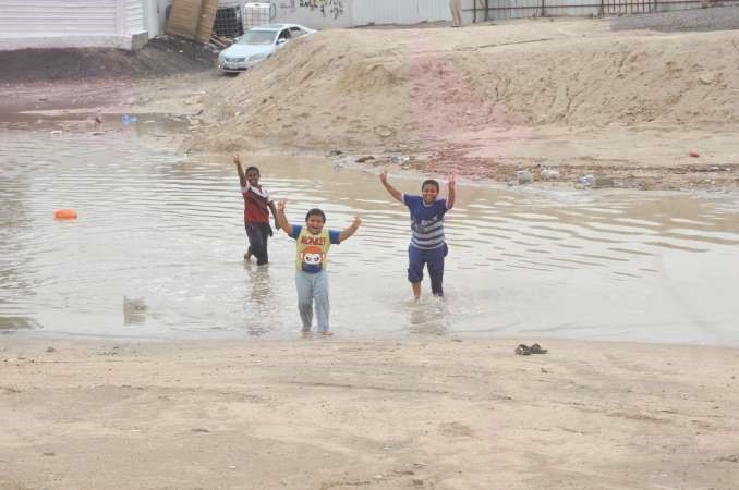  لعب في مياه المطر﻿