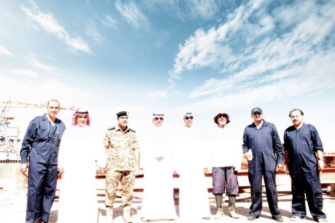 مدير عام المؤسسة الشيخ يوسف العبد الله يتوسط فريق العمل من المؤسسة ووزارة الداخلية وفريق الغوص الكويتي