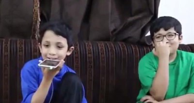 فيديو مؤثر لمعلم سعودي يمكّن طلابه من الاتصال بآبائهم ويقولون لهم "أبي أحبك"