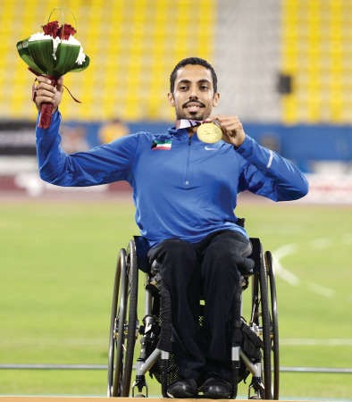 احمد المطيري يحتفل بالميدالية الذهبية