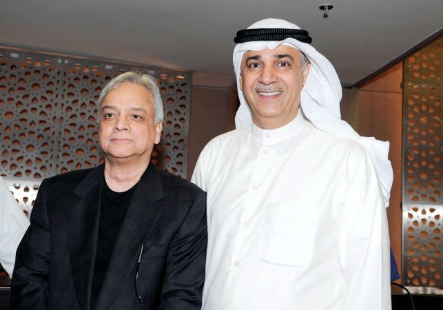 مخرج الفيلم حبيب حسين مع امين عام المجلس الوطني للثقافة والفنون والاداب م علي اليوحة﻿