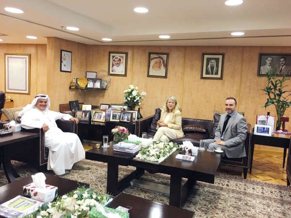 فيصل المطوع خلال استقباله السفير الفرنسي وجويل غاريود مايلام﻿