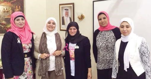 د مها عبدالله مع بعض المشاركات في الندوة