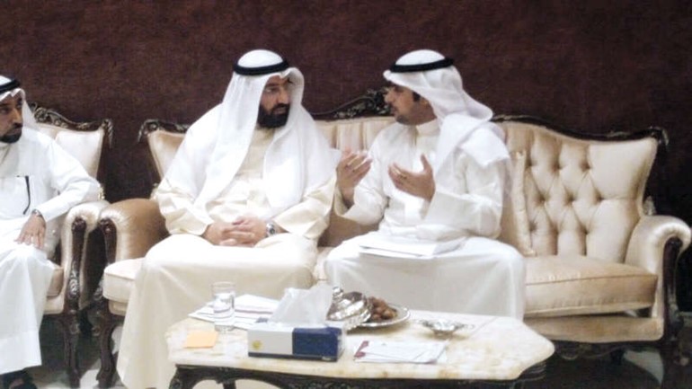 دعلي العمير مستمعا لمطالب رئيس نقابة الاطفاء خالد العجمي