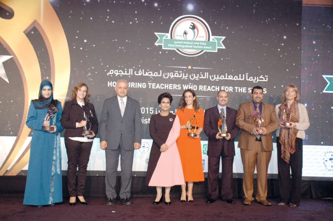 دبدر العيسى وامال الساير يتوسطان المكرمين﻿