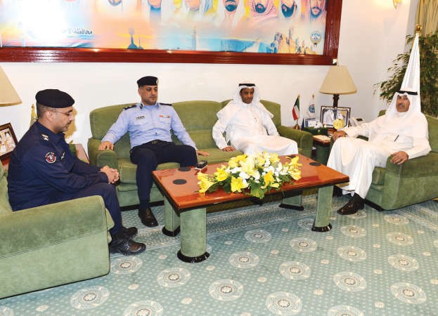 الشيخ فواز الخالد مستقبلا مسؤولي الاطفاء والاشغال﻿